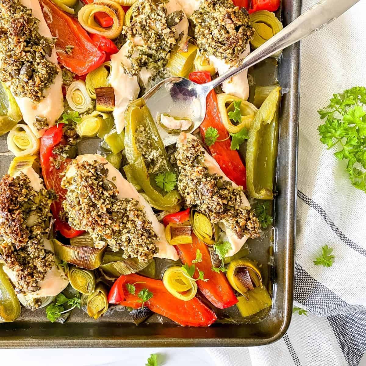 Pesto chicken tray bake Throughthefibrofog