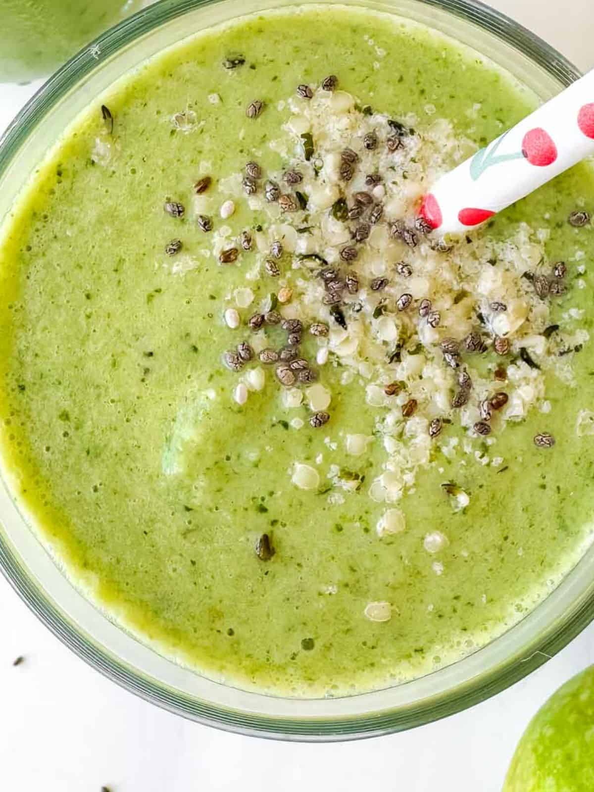 apple and kale smoothie in a glass.